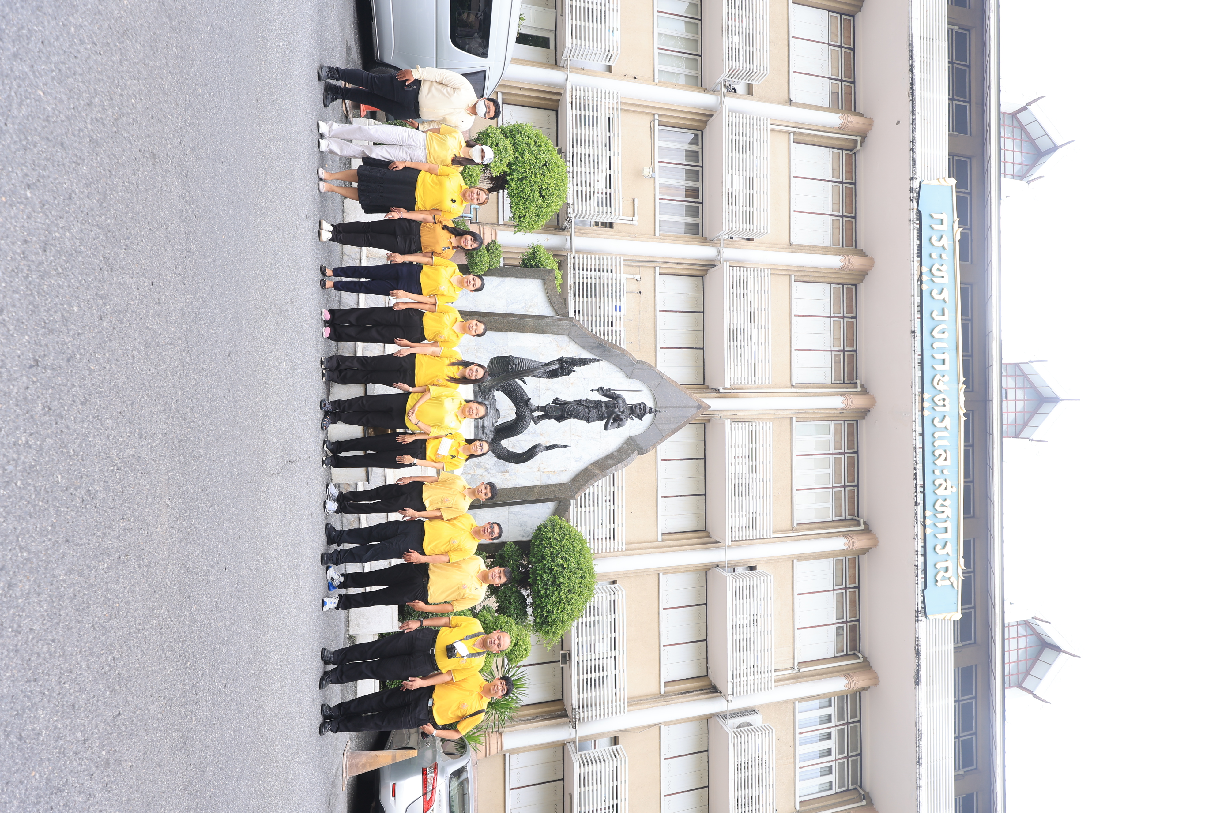 title - ส.ป.ก. ร่วมเฝ้ารับเสด็จฯ พระบาทสมเด็จพระเจ้าอยู่หัว และ สมเด็จพระนางเจ้า ฯ พระบรมราชินี เนื่องในโอกาสเสด็จพระราชดำเนินไปในการ พระราชพิธีเฉลิมพระชนมพรรษา 28 กรกฎาคม 2569